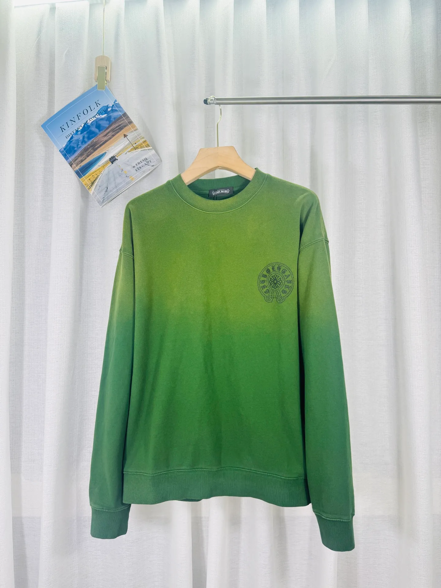 P280 top version, real shot without P, ​​different from market currency) 𝗖𝗵𝗿𝗼𝗺𝗲 𝗛𝗲𝗮𝗿𝘁𝘀/Croxin 2025 Autumn and Winter New Original Single Counter American 3D Rivets and Drill Couple Casual Sweater 👑The highest version! Customized fabric 430g tripe terry fabric! American-style pickled and distressed original fabric, laser-burned flowers, rivets and diamonds, exquisite embroidery of letters! The best-selling model in the counter, very comfortable to wear. Accessories: original molded and authenticated collar label➕100% silk wash label. Genuine purchase-grade original hangtag➕matching hanging rope➕3D hanging beads➕original packaging bag. Craftsmanship: The original version has consistent wiring! The highest version of the armhole matching technique! Color: Pink Black Green Purple Size: S M L XL Style Number: 25-363